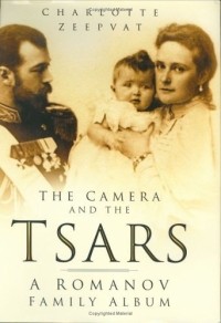 Charlotte Zeepvat - The Camera and the Tsars : The Romanov Family in Photographs