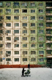 Лаз в углу двора